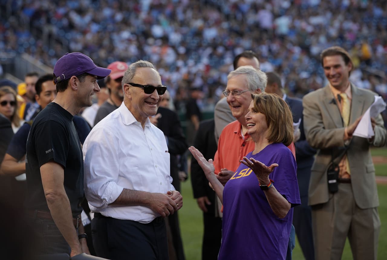 El presidente de la Cámara , Paul Ryan, el líder de la mayoría republicana en el Senado, Mitch McConnell, y la líder de la minoría demócrata en la Cámara