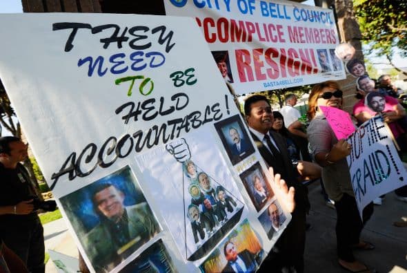 8 de agosto del 2010: El Times reporta que Rizzo recebió beneficios lucrativos incluyendo 28 semanas de vacación o tiempo por enfermedad. El total de su compensación llegaba a $1.5 millones. EN IMAGENES: Los sucesos que llevaron a la exposición de una de las ciudades más corruptas de los Estados Unidos Fuente: Los Angeles Times