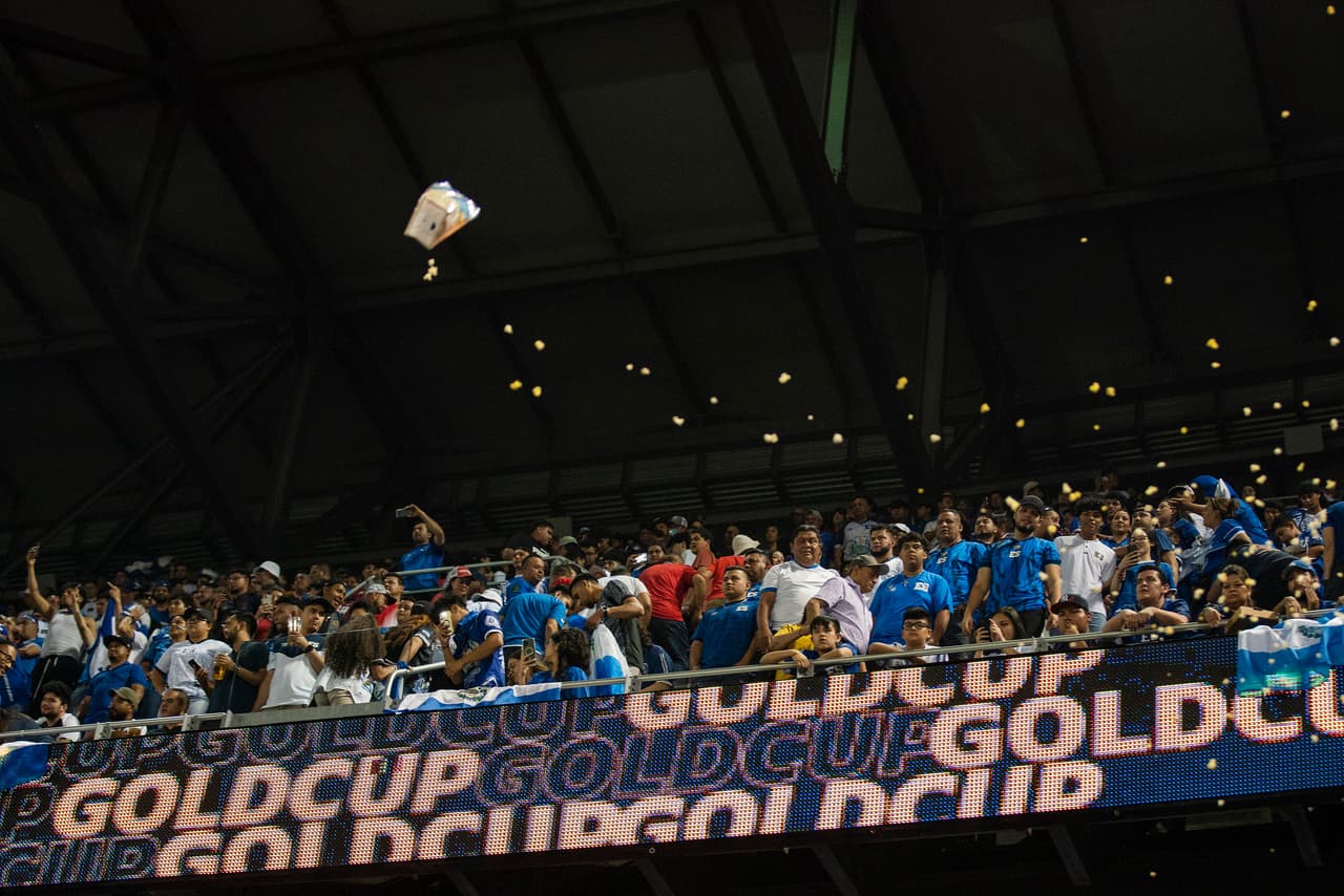 Una bolsa vuela por los aires en las gradas del estadio Red Bull Arena en Harrison, Nueva Jersey.