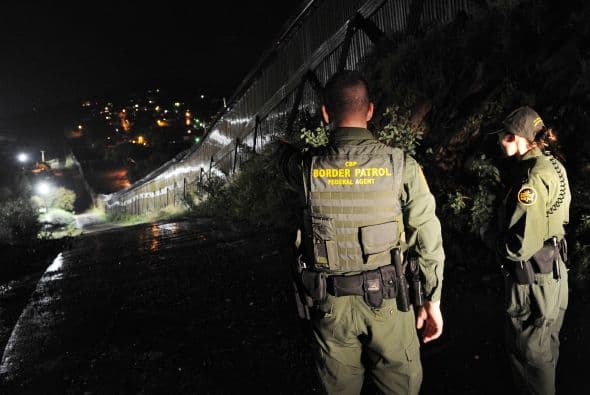 Otra opción es averiguar si tu familiar ha sido detenido por las autoridades migratorias. Para ello, puedes consultar 
<a href="https://locator.ice.gov/odls/#/index" target="_blank">Sistema Internet para Localizador de Detenidos</a> del gobierno estadounidense.