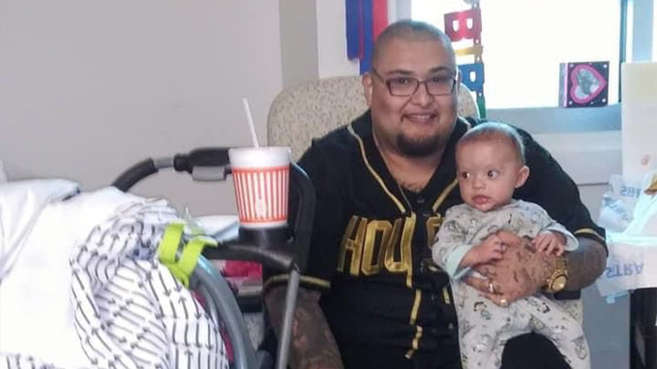 Festeja su primer año de vida Matthew, el cuarto hijo de
<b><a href="https://www.univision.com/local/houston-kxln/regresa-a-casa-madre-de-cuatro-despues-de-estar-conectada-a-un-respirador-artificial-tras-dar-a-luz-fotos">Crystal Gutiérrez</a></b>, el menor nació a las 36 semanas de gestación cuando su madre fue diagnosticada con
<b><a href="https://www.univision.com/local/houston-kxln/casos-variante-delta-condado-harris">coronavirus.</a></b>