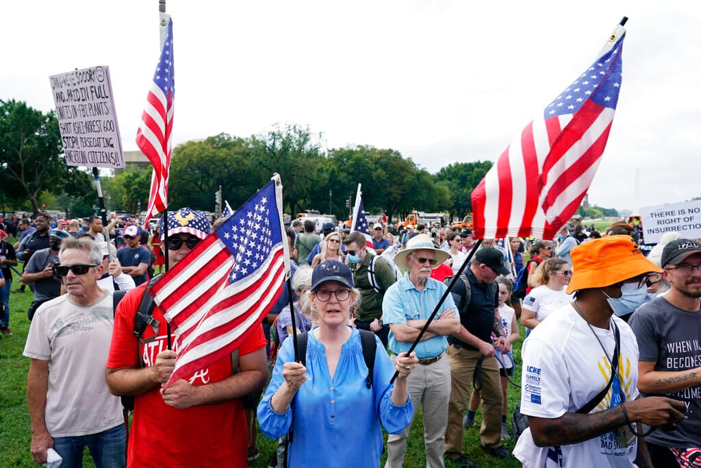Hubo algunos altercados al comenzar el acto y una persona fue arrestada por portar un puñal, dijo la policía, pero no hubo mayores incidentes al comienzo. Con todo, los agentes estaban alertas ante la posibilidad de enfrentamientos violentos entre manifestantes y contramanifestantes.
<br>
<br>En la imagen, algunos de los asistentes a la protesta portando banderas de EEUU.