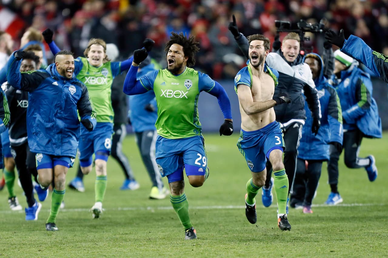 Román Torres y los Seattle Sounders reaccionan tras ganar la MLS Cup 2016.