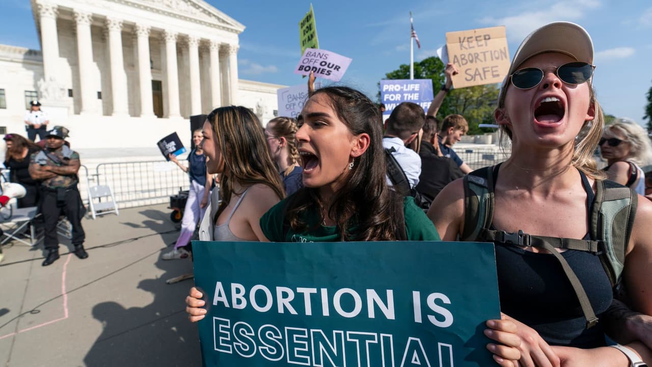 Tras filtrarse un documento que evidencia que la mayoría de los jueces de la Corte Suprema estarían a favor de poner fin al fallo de Roe vs. Wade, que ha permitido el aborto en EEUU hace casi medio siglo, decenas de personas se han manifestado en contra de dicha postura. "Sería una decisión radical", dijo el presidente Biden. Entretanto, John Roberts, presidente del máximo tribunal, aclaró que esta no es una determinación final y ordenó una investigación por la filtración. 
<b>Lee más aquí del <a href="https://www.univision.com/noticias/politica/reacciones-a-la-filtracion-de-la-corte-suprema-al-aborto-live-blog " target="_blank">documento filtrado de la Corte Suprema sobre el derecho al aborto</a>. </b>
