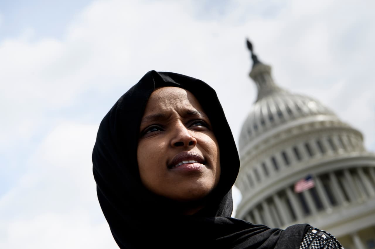 La portada de un diario y un tuit de Trump: los mensajes que "ponen en riesgo la vida" de la congresista Ilhan Omar