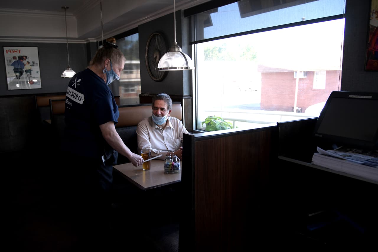 Nueva Jersey reanuda el servicio al interior de restaurantes y cines desde este viernes