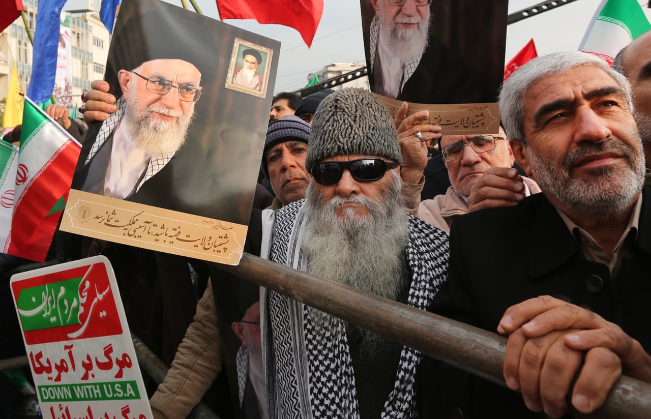 <b>Irán</b>
<br>
<br>Refugiados aceptados por Estados Unidos desde 2016: 
<b>6,758</b>
<br>
<br>2016: 3,750 refugiados aceptados.
<br>
<br>2017: 2,577 refugiados aceptados.
<br>
<br>2018: 44 refugiados aceptados.
<br>
<br>2019: 199 refugiados aceptados.
<br>
<br>2020: 137 refugiados aceptados.
<br>
<br>2021 (hasta el 30 de abril): 51 refugiados aceptados.
<br>
<br>A partir de la instalación de una dictadura ultraconservadora en 1979, las violaciones de derechos humanos son comunes en Irán. Las ejecuciones por delitos menores, la represión de la libertad de expresión y un código de conducta religioso y cultural extremadamente estricto 
<a href="https://helprefugees.org/news/why-are-iranian-people-risking-their-lives-to-reach-the-uk/"><u>han hecho la vida insoportable para muchos en el país</u></a>. El aumento de las sanciones económicas 
<a href="https://www.univision.com/noticias/relaciones-internacionales/estados-unidos-hara-cumplir-las-sanciones-para-contener-la-actividad-maligna-de-iran-afirma-pompeo"><u>impuestas por Trump desde 2018 han hecho poco para mejorar esta situación</u></a>. 
<br>