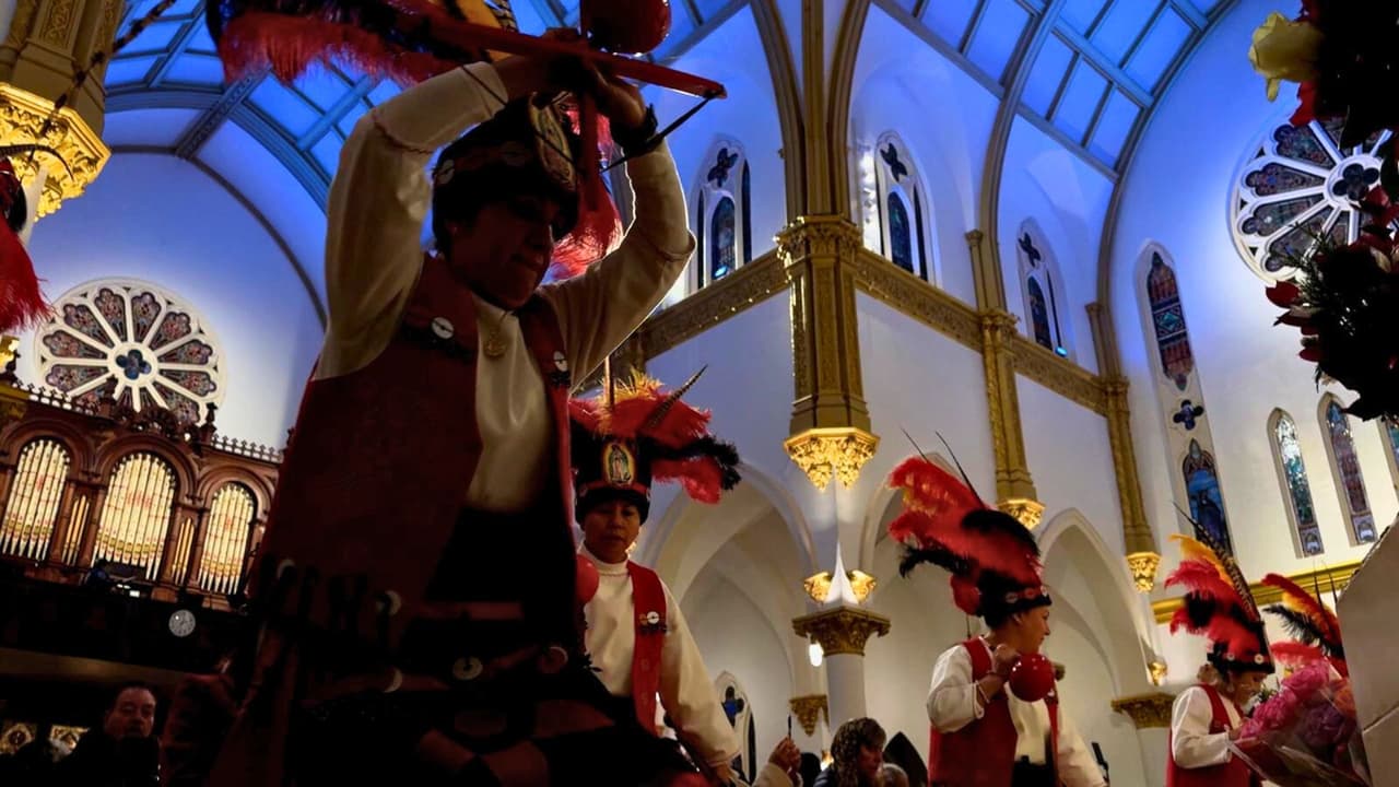 Cada año,
<b> el 12 de diciembre revive la historia de la aparición de la Virgen de Guadalupe a Juan Diego, una narración que inspira a generaciones y fortalece la fe de los católicos</b>. La imagen de la Virgen, vestida con colores brillantes y un manto lleno de flores, sigue siendo un símbolo poderoso de amor y esperanza, capturado maravillosamente en las imágenes que nos transportan a esta jornada de fe y celebración.