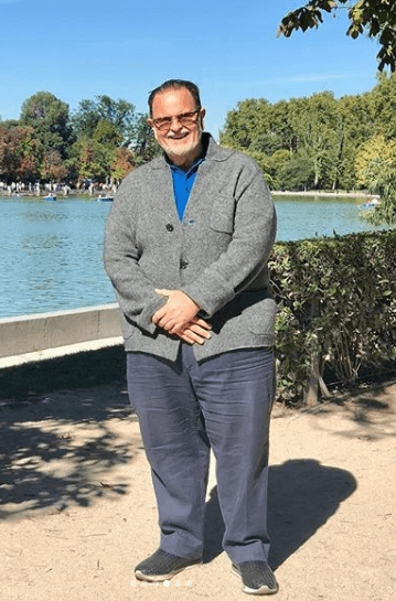 En sus redes sociales Raúl posa con estilo como en esta imagen, en donde incluye en su outfit unos lentes para el sol.