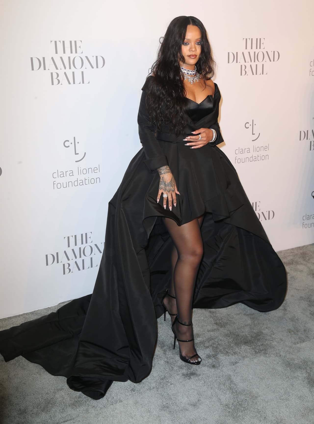 En esta ocasión, Rihanna sorprendió con un elegante diseño en tono negro, con escote palabra de honor y falda de corte irregular por Ralph and Russo Couture.