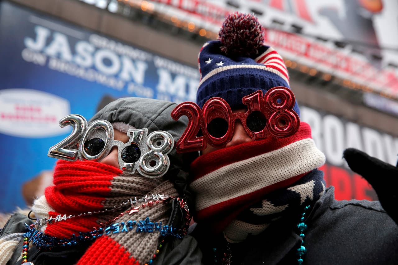 A pesar de la ola de frío polar que afecta el norte de Estados Unidos, muchas personas se prepararon para recibir el año en el Times Square, en Manhattan, Nueva York.