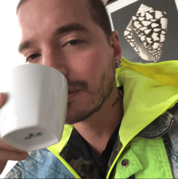 Cada vez que puede, J Balvin da los buenos días con su tacita de café en mano.