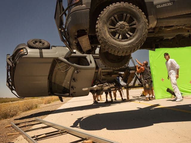 La información que verás en esta galería es de carácter oficial. De hecho, fue divulgada en Twitter por el propio Michael Bay director de la película. En esta imagen podemos verlo en el rodaje de "Transformers: The Last Knight" embarcado en la creación de una escena de acción compleja.