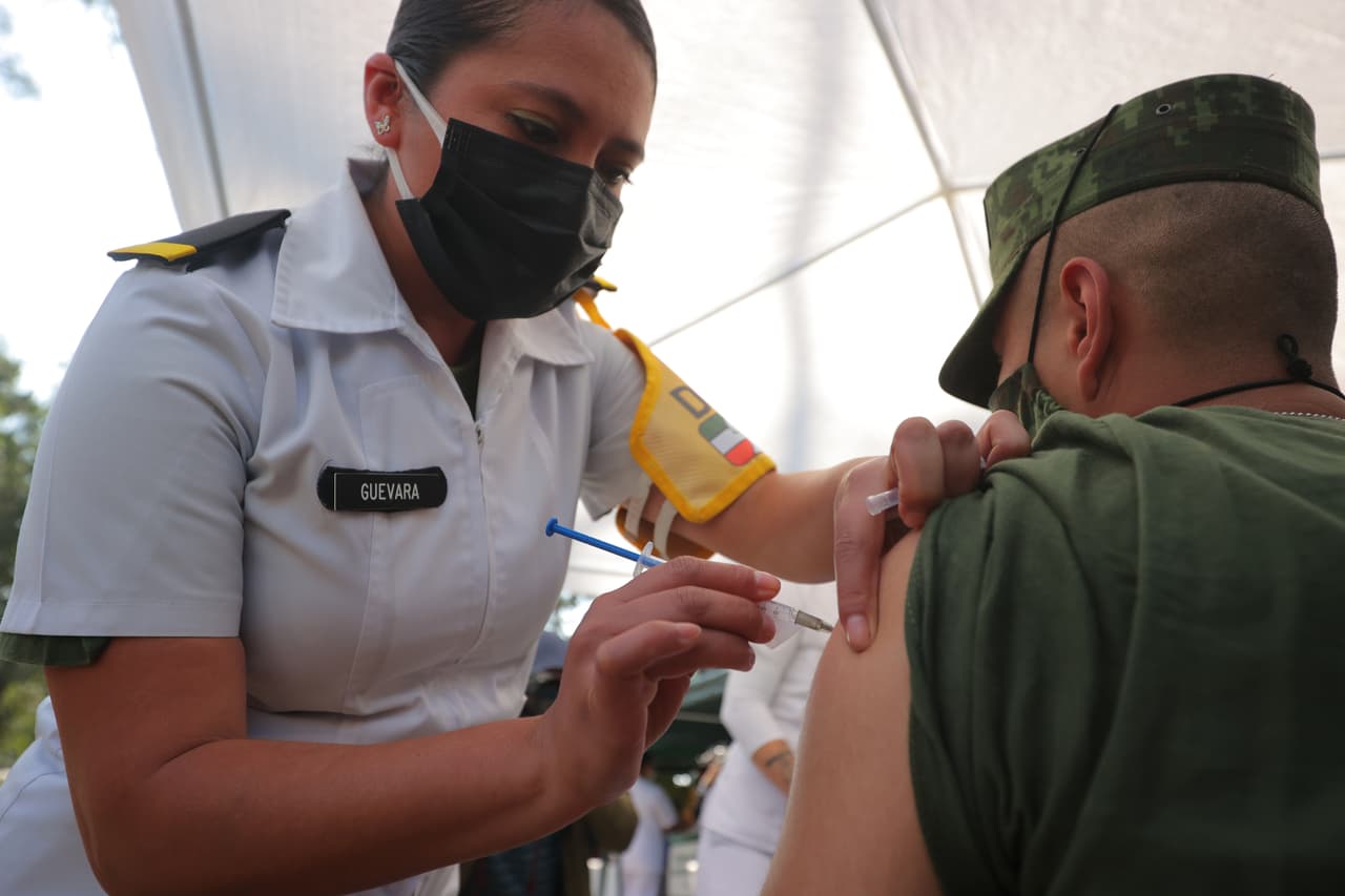 <b>México. 1.3 dosis administradas por cada 100 personas. </b>Hasta el momento han vacunado completamente a 0.3% de la población (128 millones). 29% de las pruebas de covid-19 realizadas en este país resultan positivas, la tasa más alta del mundo en este momento.