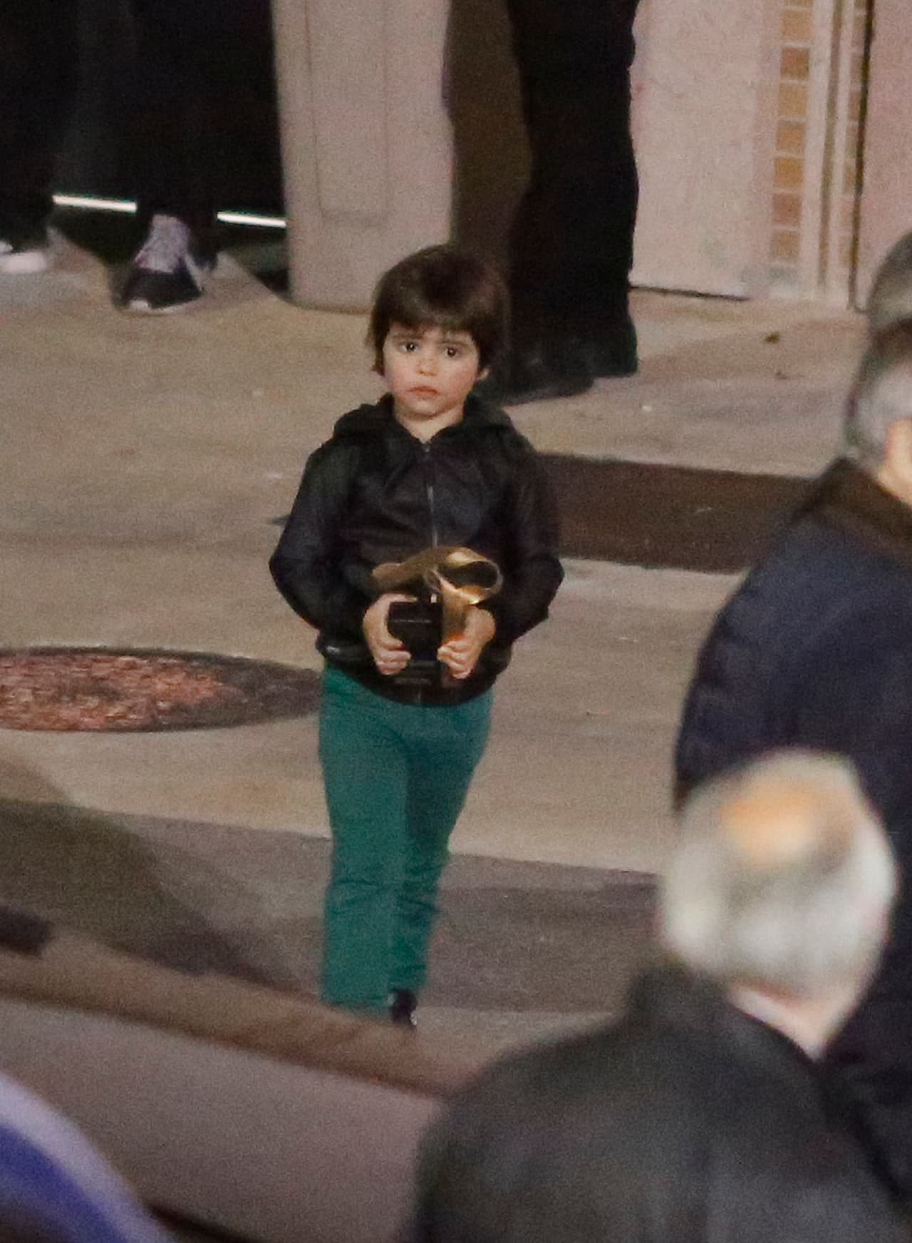 Y el pequeño Milan llevaba el premio de mami en sus manos.