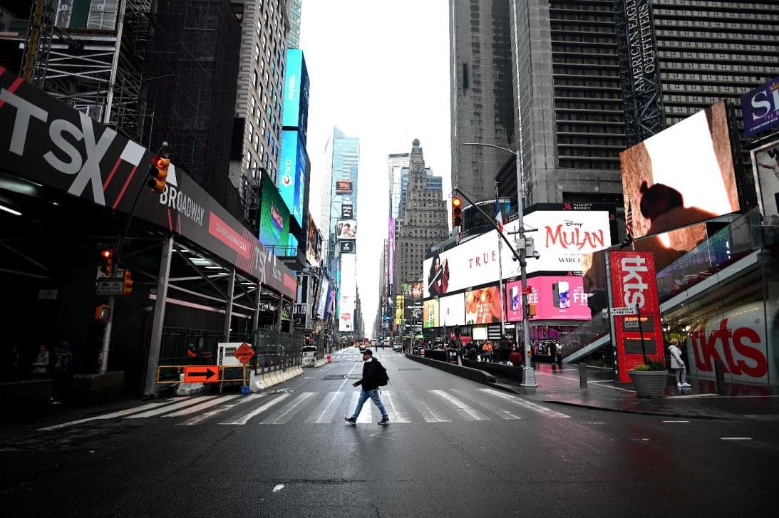 Una persona cruza la 7a Avenida en Times Square, en la ciudad de Nueva York.