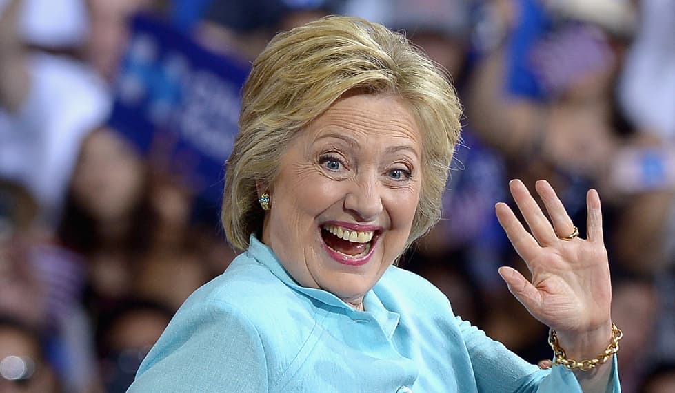 "La unidad es mejor que la división, los puentes son mejores que los muros", mencionó en el discurso de victoria con el que se autoproclamó candidata del Partido Demócrata para las elecciones presidenciales de EEUU. El mensaje iba dedicado a Donald Trump y a su propuesta de construir un muro entre México y EEUU.