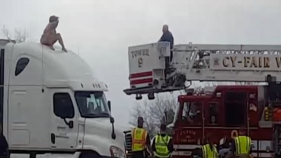 Mujer desnuda provocó embotellamiento en autopista de Houston
