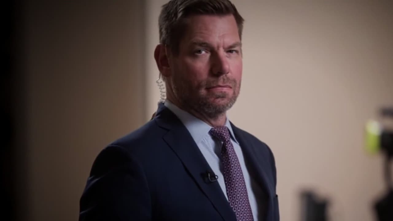 Mujer acusa a Eric Swalwell de violación; investigan presunto abuso y ahorcamiento en hotel