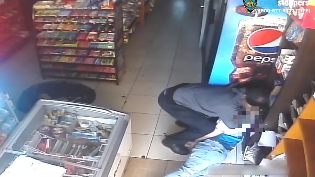 Crudas imágenes: le aplica una 'llave' al cuello al empleado de una bodega hasta dejarlo inconsciente para robarle