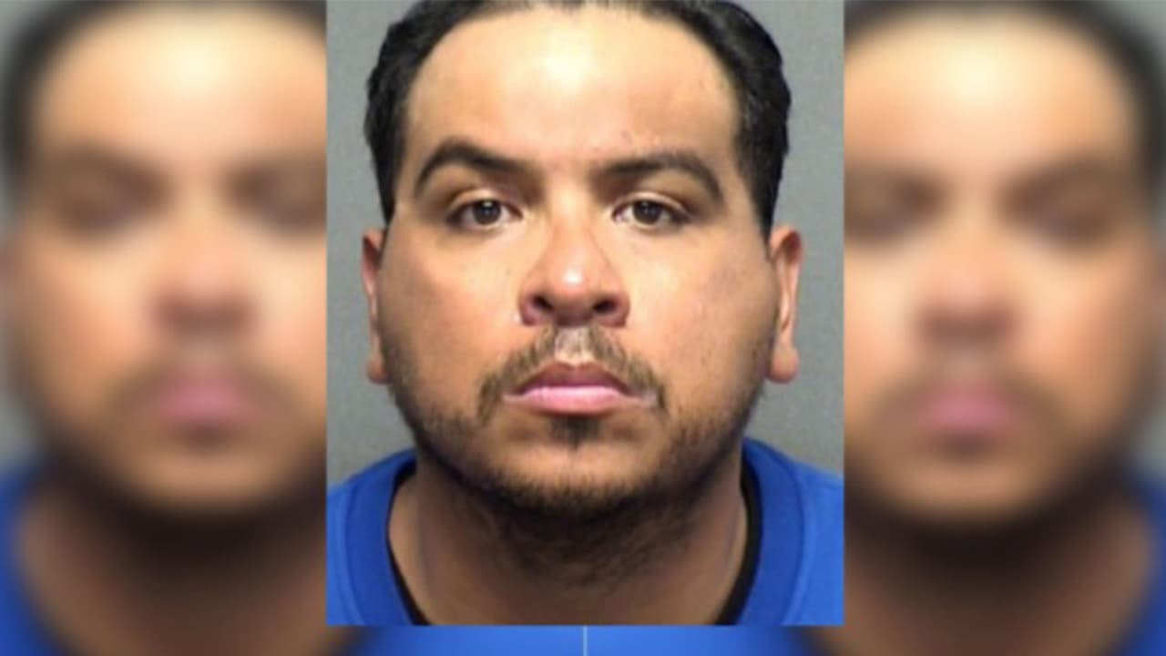 Un hombre golpea a un niño en la cabeza e intenta detener el sangrado con pegamento