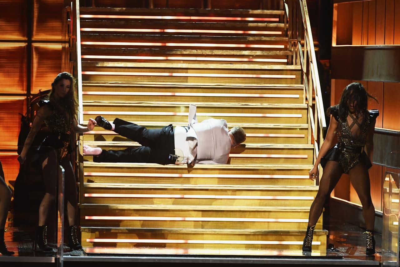 La caída (actuada) de James Corden en el show fue una de las primeras puntadas de la noche.