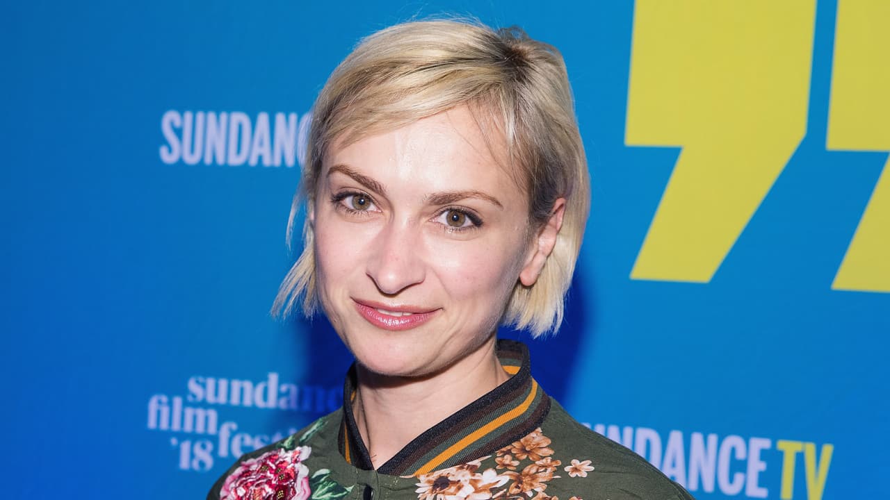 <b>Un balazo accidental en la filmación de "Rust" (2021)</b>
<br>
<br>Halyna Hutchins
<a href="https://www.univision.com/noticias/sucesos/alec-baldwin-accidente-pistola-utileria-un-muerto-y-un-herido">El actor Alec Baldwin disparó el arma de utilería</a> con la que causó la muerte de una mujer y heridas a otro hombre que estaban presentes en el set de grabación. El incidente, ocurrido en Bonanza Creek Ranch, Nuevo México, sucedió en 
<b>medio de una escena que estaba siendo ensayada o filmada</b>.
<br>
<br>
<a href="https://www.univision.com/noticias/sucesos/victimas-accidente-pelicula-alec-baldwin-halyna-hutchins-joel-souza"><b>Halyna Hutchins</b>, de 42 años, murió en el incidente. Era la </a>
<a href="https://www.univision.com/noticias/sucesos/victimas-accidente-pelicula-alec-baldwin-halyna-hutchins-joel-souza"><b>directora de fotografía de la película</b></a>
<b> y </b>fue trasladada por aire al Hospital de la Universidad de Nuevo México, donde fue declarada muerta.
<br>
<br>El director, 
<b>Joel Souza</b>, de 48 años, fue trasladado en ambulancia al hospital Christus St. Vincent y recibió tratamiento. 
<a href="https://twitter.com/Frances_Fisher/status/1451454277285826568?s=20">Una de las actrices de "Rust" indicó que Souza "salió del hospital"</a>.
<br>