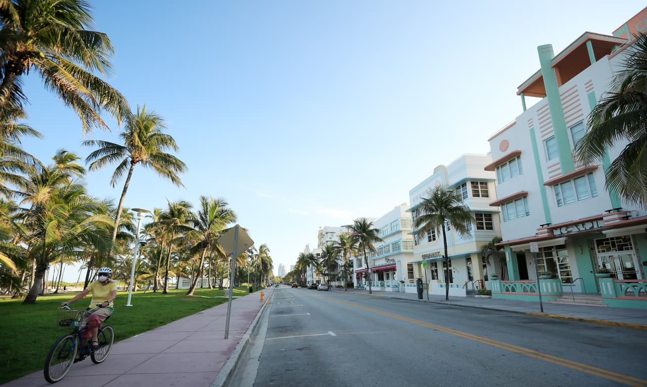 Ocean Drive, otro de los lugares lengendarios de Miami Beach, luce así, en medio de la pandemia del coronavirus.