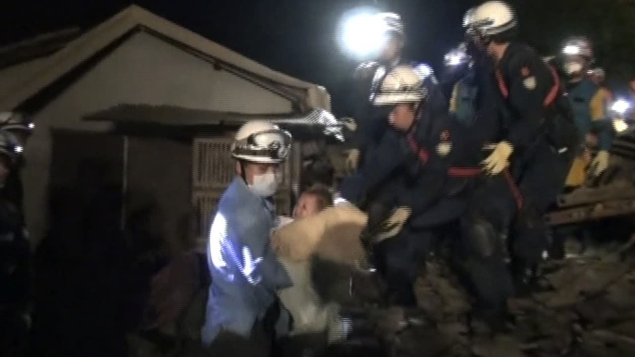 Rescatan un bebé de ocho meses de los escombros de Japón tras el terremoto