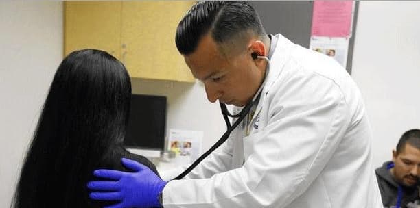 Dejó las pandillas de LA por los quirófanos y ayudar a la salud de la comunidad