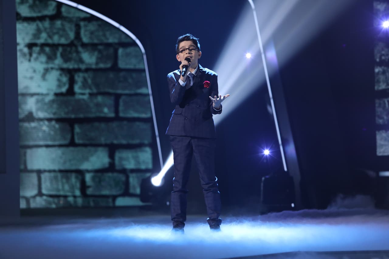 Angelito sorprendió al cantar 'La nave del olvido'.