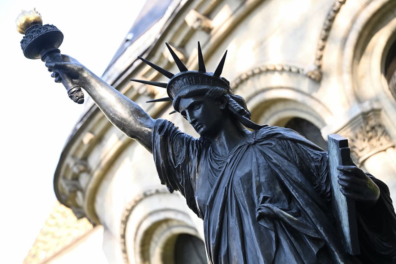 La réplica permanecerá en Ellis Island, en el puerto de Nueva York.