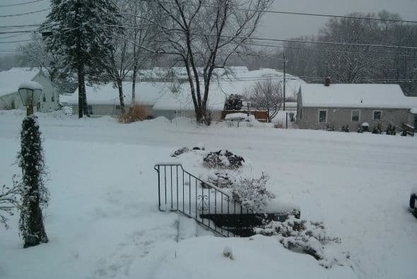 En esta fotografía enviada por Sandra Garro, sólo los techos de las casas y los árboles más altos se logran ver por encima de la nieve.