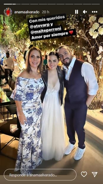 Ese vestido de novia, de escote V bordado en pedrería, contaba con una falda larga con cola, y Maite lo modernizó al llevarlo con una chaqueta de cuero negro. 
<br>