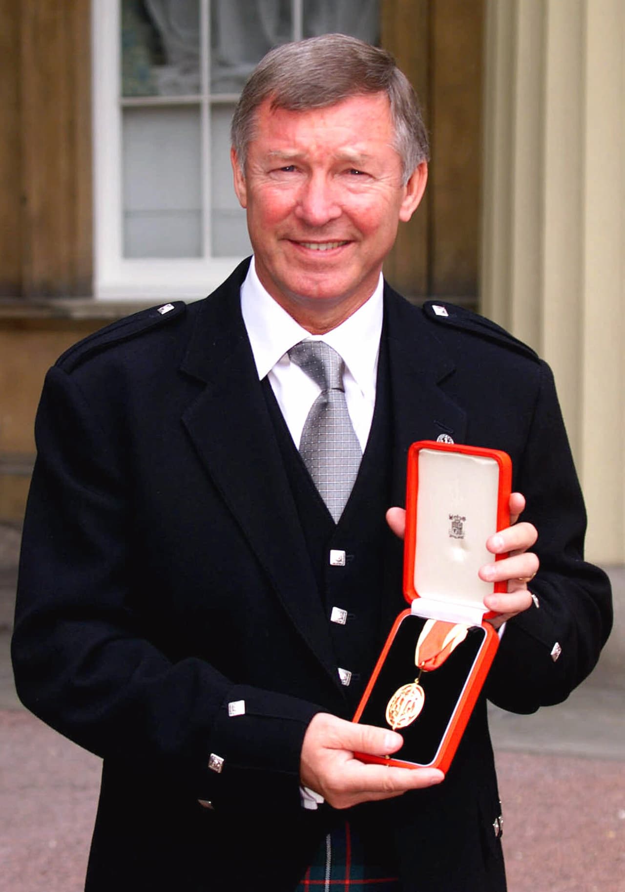 Luego del título en 1999 fue condecorado por la reina Isabel, por lo que fue llamador Sir Alex Ferguson.