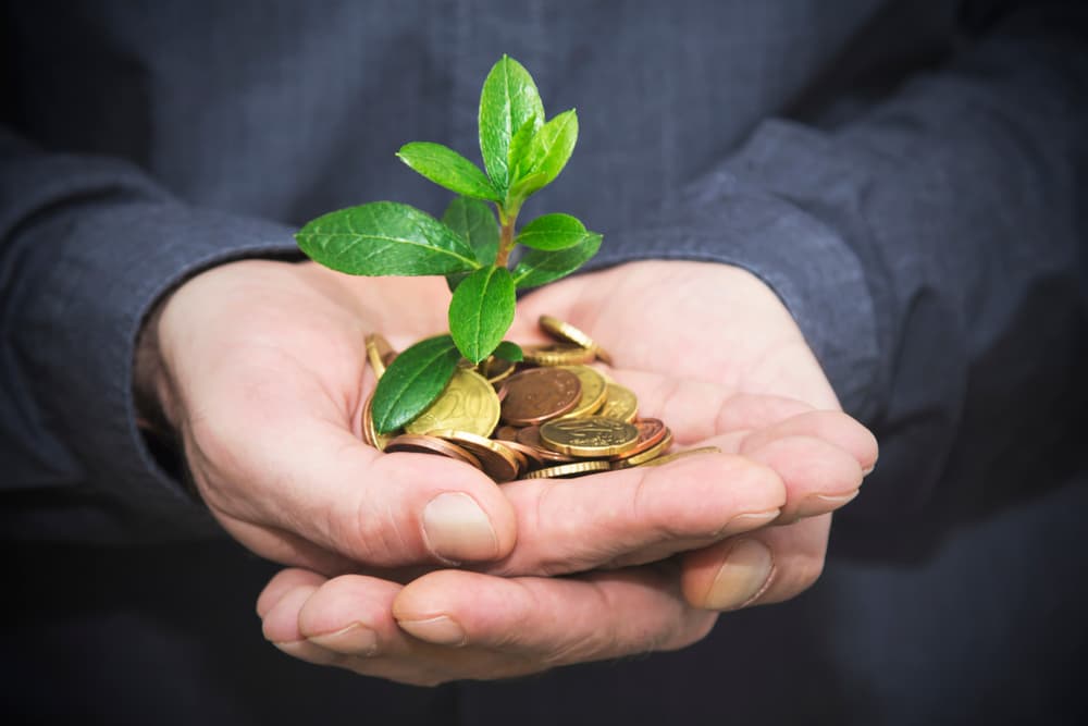 Tu diligencia se recompensará con dinero y un cambio en tu situación económica. En el plano afectivo el amor se convierte en un hecho real y lo más probable es que después del 15 de noviembre, cuando Marte entre directo en tu signo estés disfrutando una compañía sentimental única, apasionada e intensa que desde el inicio del mes de Escorpión se estará comenzando a gestar.