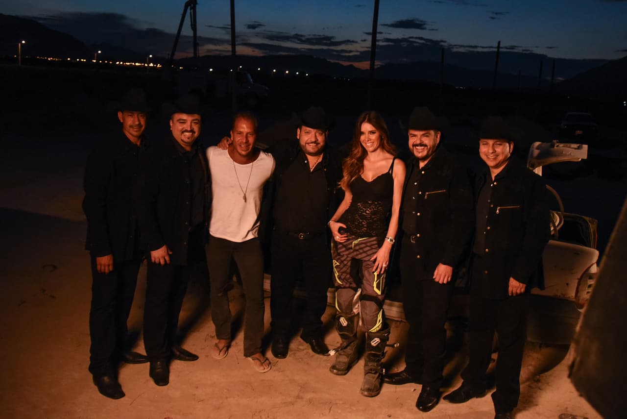 Marlene Favela y Salvador Zerboni son los protagonistas de esta historia de desamor y en las fotos, se puede apreciar la buena convivencia entre ellos y la agrupación norteña.