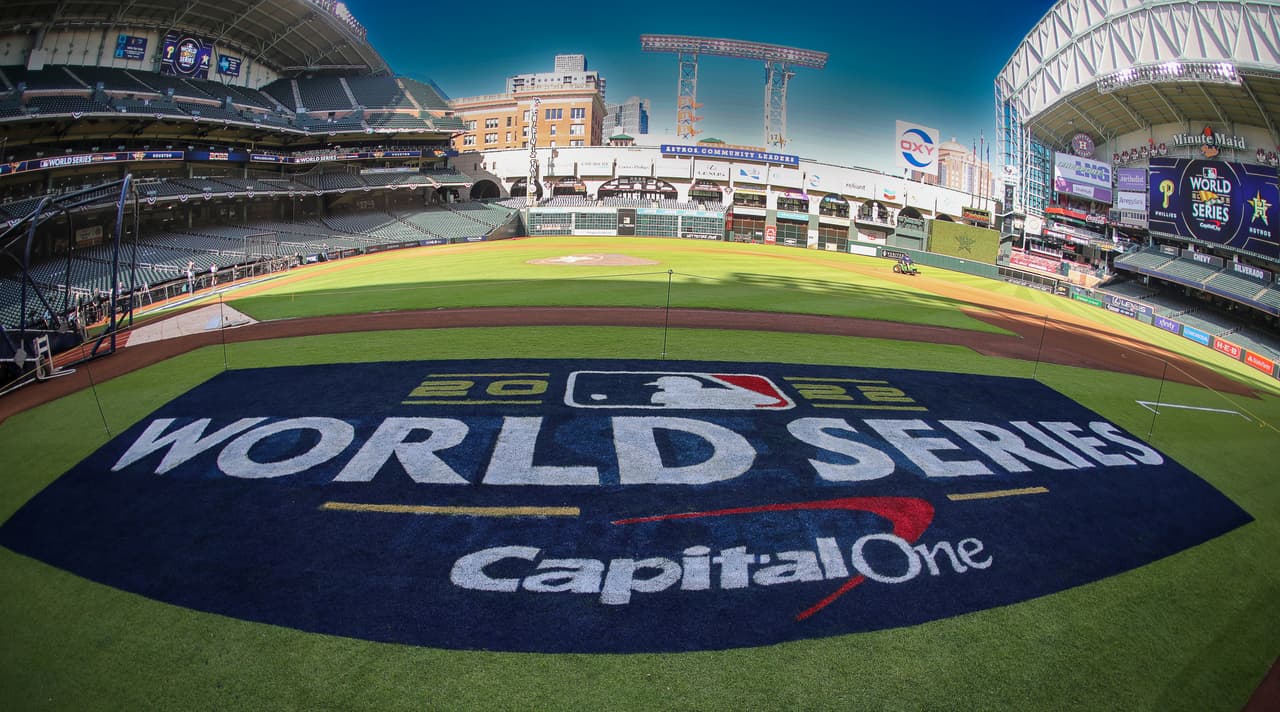 Una vista general del logotipo de la Serie Mundial durante un día de entrenamiento antes del Juego Uno de la Serie Mundial entre los Astros de Houston y los Phillies.