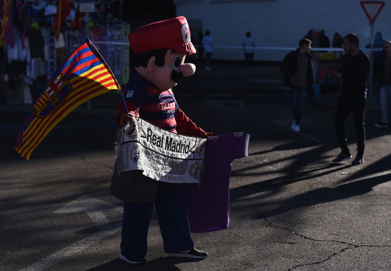 Madrileños, catalanes, extranjeros, en familia, con amigos, todos llegaron con el buen ánimo al estadio de Chamartín para vivir un Clásico Real Madrid-Barcelona más en la previa de la Navidad.