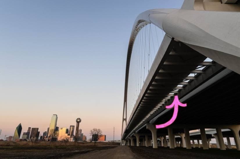 Aquí la flecha marca el punto desde donde cayó Tristan en el puente Margaret McDermott.