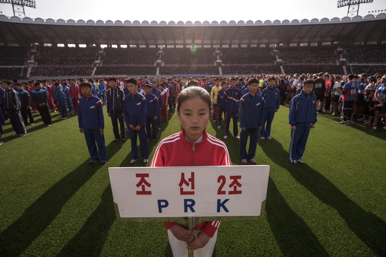 Los competidores del maratón en el estadio Kim Il-sung, abuelo del actual líder norcoreano Kim Il-jom. En la carrera suelen participar muchos atletas llegados del mundo entero desde que en 2000 fue abierto a la participación de corredores internacionales.