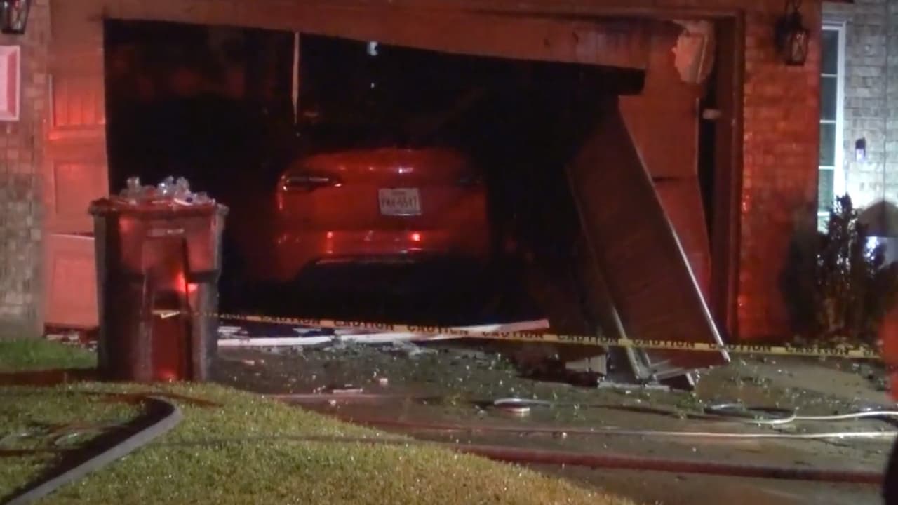Este no fue el único incendio que se registró durante la tormenta. Los equipos de emergencia atendieron a otro llamado al norte de Houston.