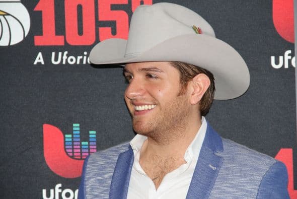 El Dasa no solo deleitó a sus fans con su voz y carisma, también compartió con ellos tomándose fotos antes del concierto. 