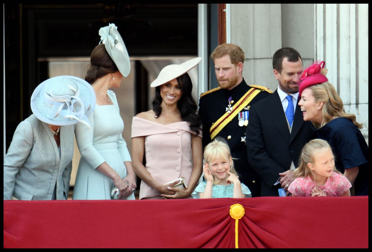 Y aunque existen diversas versiones de que 
<b><a href="https://www.univision.com/famosos/meghan-y-harry-se-separan-de-kate-y-william-el-fin-de-los-4-fabulosos-de-la-realeza-por-ahora-fotos" target="_blank">no hay una buena relación</a></b>
<a href="https://www.univision.com/famosos/meghan-y-harry-se-separan-de-kate-y-william-el-fin-de-los-4-fabulosos-de-la-realeza-por-ahora-fotos" target="_blank"> </a>entre la exactriz y la esposa del príncipe William, en esa ocasión se vio a Kate Middleton conversar y mostrarse de los más amable con su cuñada.
