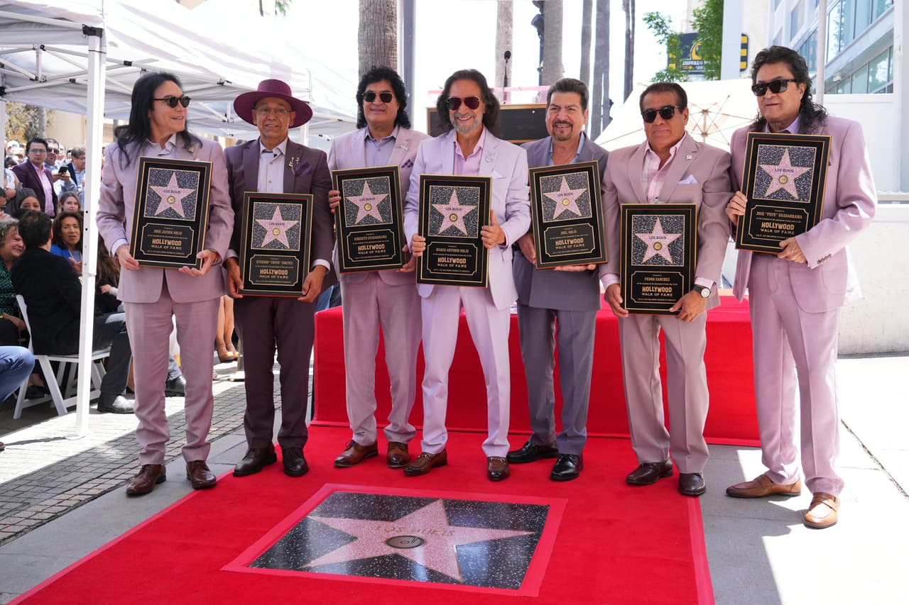 El miércoles 23 de julio,
<b>Los Bukis fueron inmortalizados en el Paseo de la Fama de Hollywood</b> al recibir su propia estrella, la número 2817, frente a una multitud que coreaba su nombre y celebraba su legado musical.