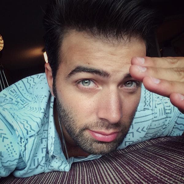 Jencarlos Canela esperando los fuegos artificiales.