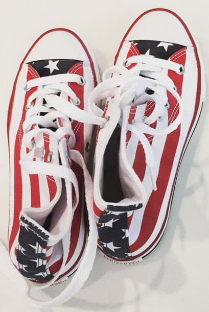 Katie Holmes compartió sus zapatos patriotas.