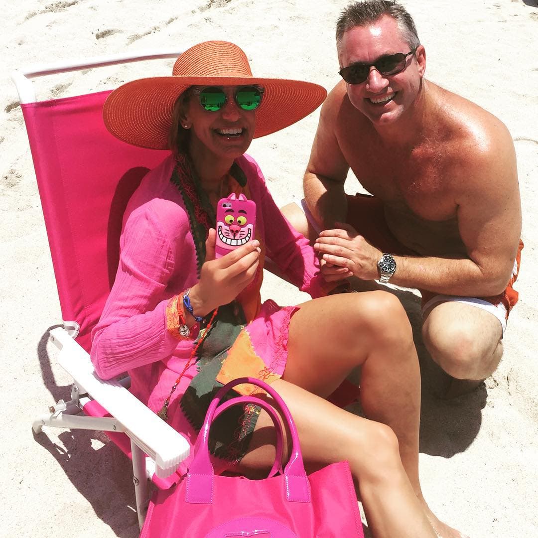 Lili Estefan tomando el Sol.