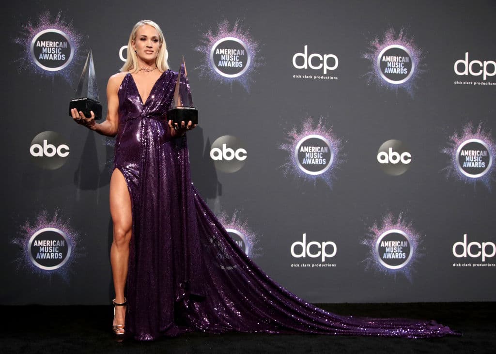 El vestido Stello con lentejuelas y la abertura en la pierna alta, lo acompaño con joyería de oro. Esa ocasión ganó dos premios, incluido al Álbum Country del Año.