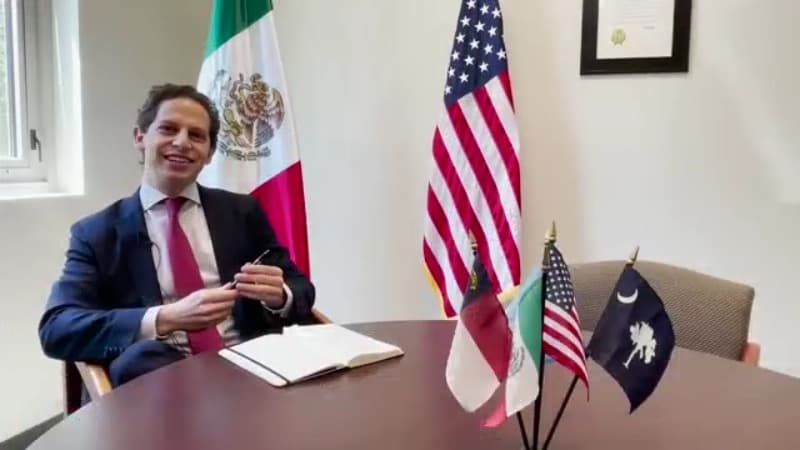 Vázquez Bracho dijo que el pasaporte incluye un microprocesador que contiene información biográfica y biométrica. Incluye el nombre de la persona, datos de nacimiento, el iris de los ojos y huellas digitales para que los aeropuertos los puedan leer con facilidad.